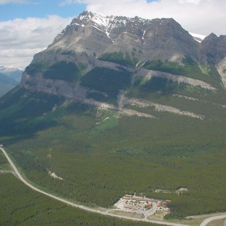 The Crossing Hotel Saskatchewan River Crossing Bagian luar foto