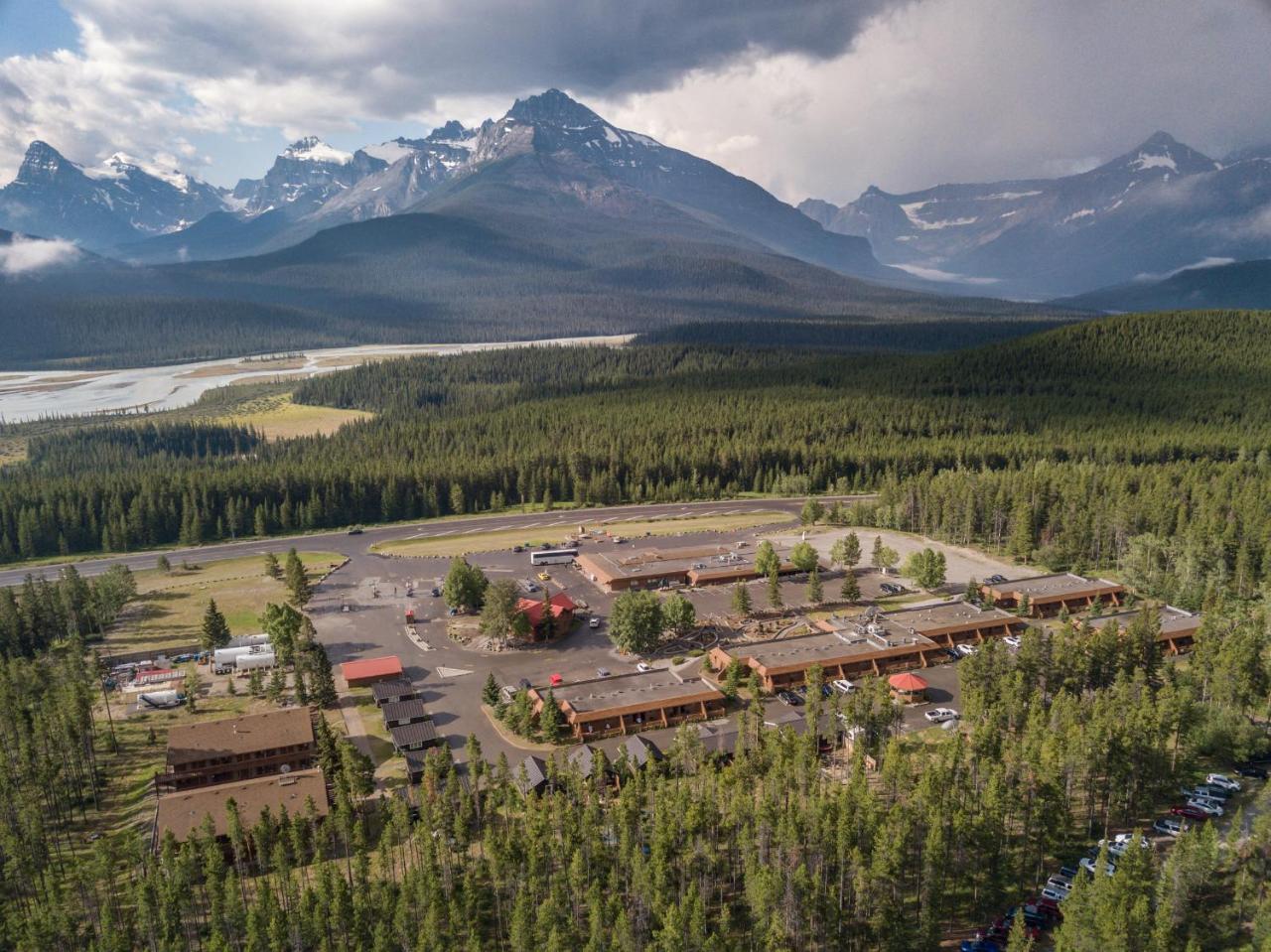 The Crossing Hotel Saskatchewan River Crossing Bagian luar foto