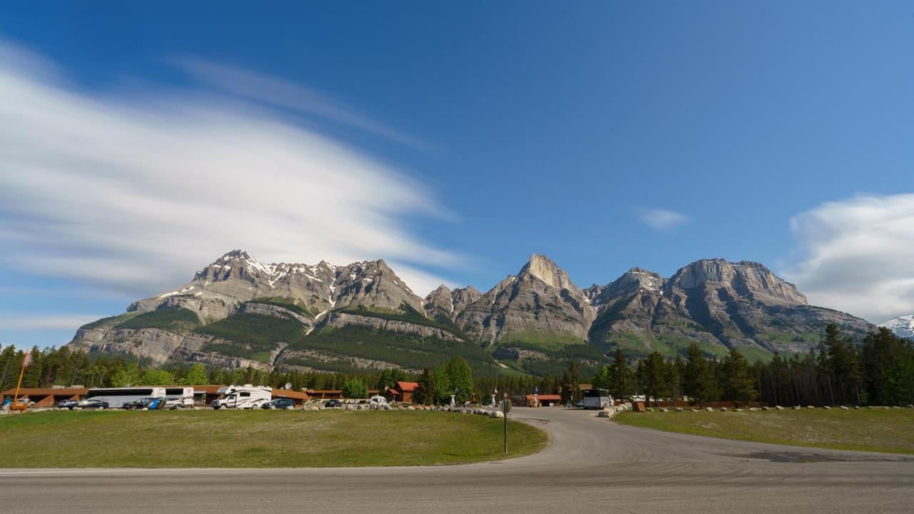 The Crossing Hotel Saskatchewan River Crossing Bagian luar foto