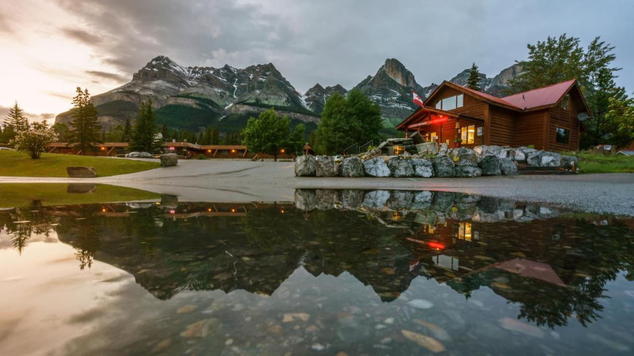 The Crossing Hotel Saskatchewan River Crossing Bagian luar foto