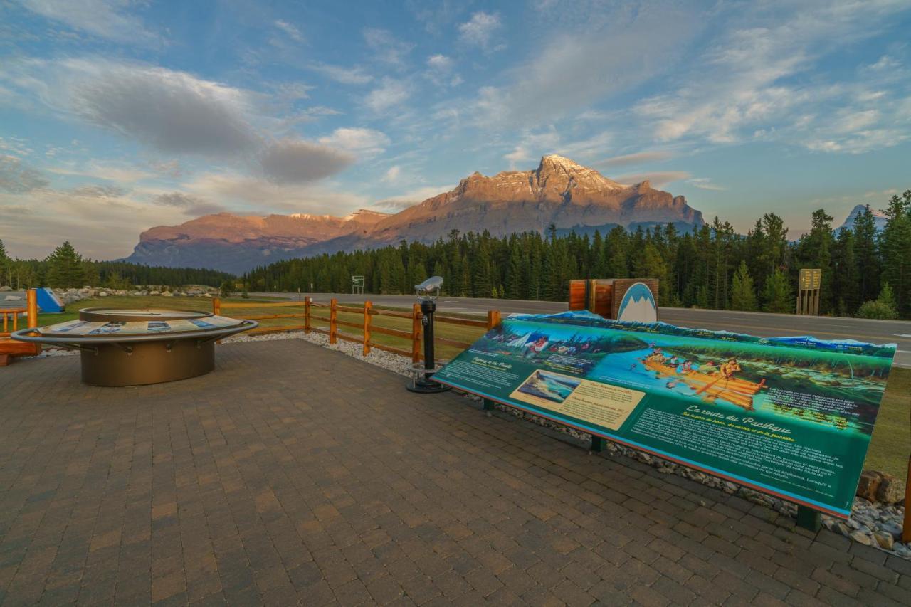 The Crossing Hotel Saskatchewan River Crossing Bagian luar foto